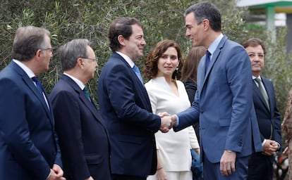 El jefe del Ejecutivo, Pedro Sánchez, saluda al presidente de Castilla y León, Alfonso Fernández Mañueco, este domingo en La Palma.