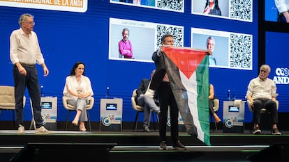 Daniel Quintero irrumpe el panel de los precandidatos presidenciales en Cartagena este jueves.