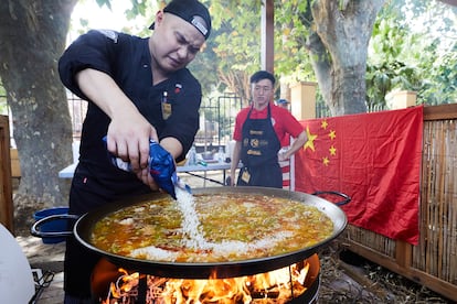 El cocinero de origen chino Binhui Jiang, de El Mesón El Molino de Valencia, ganador del segundo premio, durante la elaboración de su paella en Sueca.