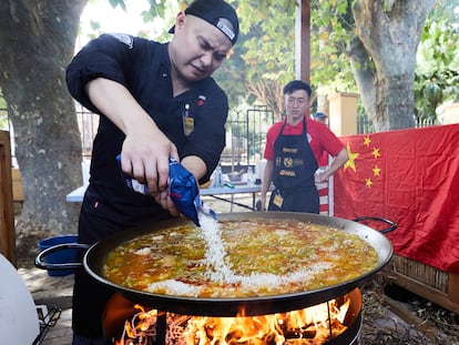 El cocinero de origen chino Binhui Jiang, de El Mesón El Molino de Valencia, ganador del segundo premio, durante la elaboración de su paella en Sueca.