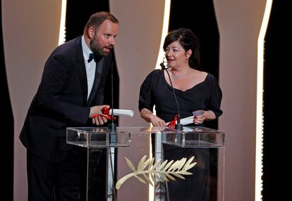 Giorgos Lanthimos (izquierda) y Lynne Ramsay, galardonados 'ex aequo' al Mejor guión por 'The Killing of a Sacred Deer' y 'You Were Never Realty Here', respectivamente.