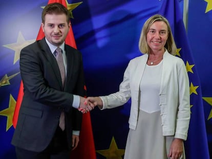 El ministro de Exteriores albanés, Gent Caka, con la Alta Representante de Política Exterior de la UE, Federica Mogherini el pasado 7 de junio. 