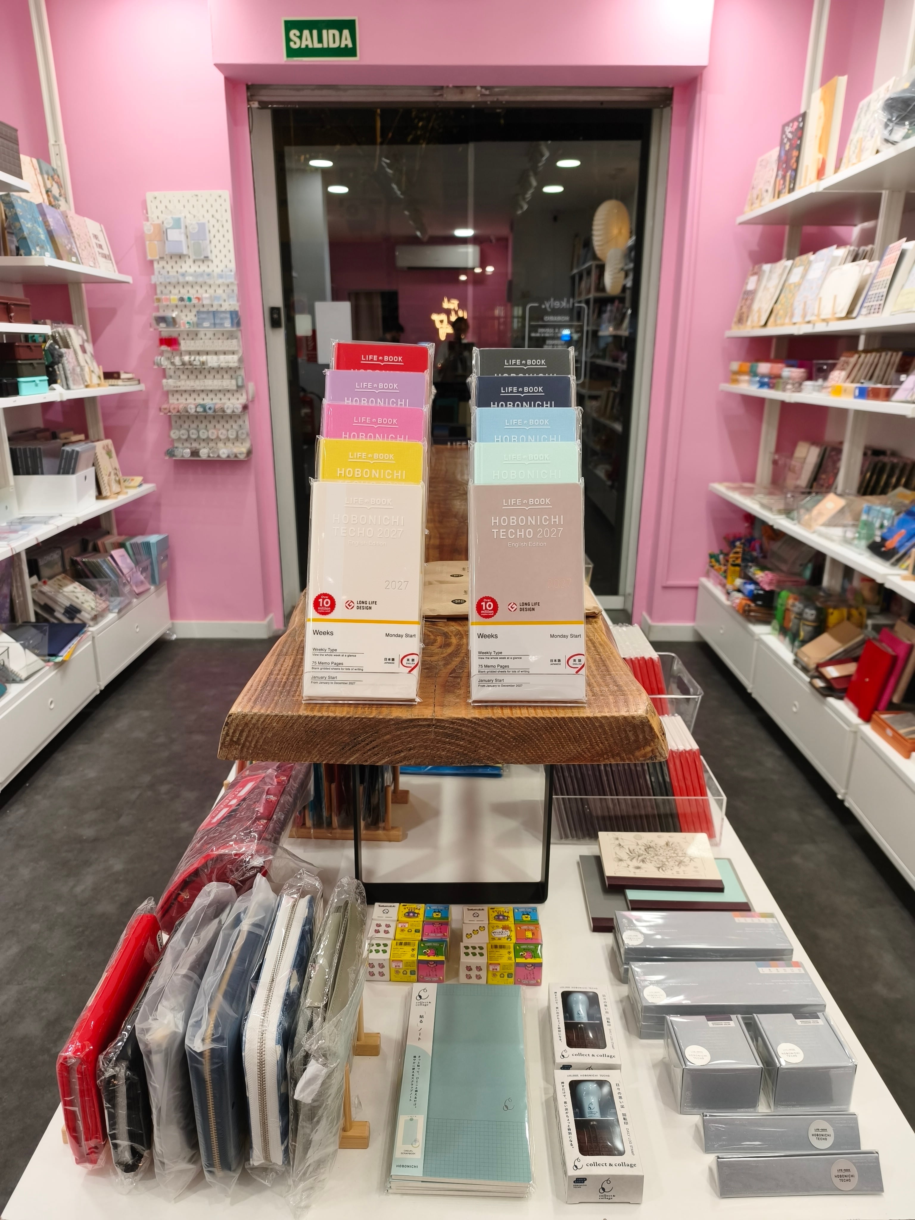 Expositor de la papelería Likely con una selección de agendas Hobonichi.
