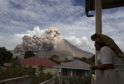 En 2014 la actividad del monte Sinabung fue casi continua. Durante los meses de febrero, julio, septiembre y octubre las explosiones de lava obligaron a desalojar a los habitantes de los pueblos cercanos al volcán; más de 3.500 personas tuvieron que dejar sus hogares. En la imagen, una mujer observa el volcán desde su casa.