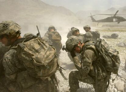 Tropas de la OTAN se protegen de la nube de polvo que levantan los helicópteros en una base de la provincia de Kunar, al noreste del país.