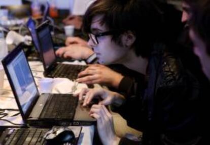 Un grupo de hackers participa en una competencia en el Ekoparty Security Conference de Buenos Aires (Argentina). EFE/Archivo