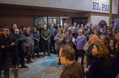 Periodistas de EL PAÍS durante el minuto de silencio en la sede de Prisa Noticias en Madrid.