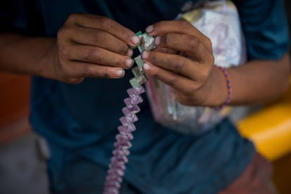 Luis, 13 anos, faz, dos bolívares desvalorizados que ninguém quer mais, artesanato para venda. Em agosto de 2018, a Venezuela formalizou a desvalorização de sua moeda em 95,8% com uma nova taxa de câmbio única. O Fundo Monetário Internacional (FMI) alertou para o risco de perda de 60% da riqueza per capita entre 2013 e 2023, número que se assemelha à história recente do empobrecimento sofrido pela população de países em guerra ou imerso em processos revolucionários.