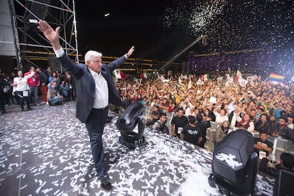 Andrés Manuel López Obrador saluda a sus seguidores durante la celebración en el Zócalo de la Ciudad de México.