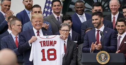 Donald Trump sostiene una camiseta con su nombre del equipo de béisbol Boston Red Sox. 