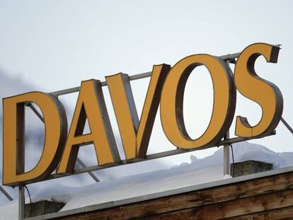 Un policía en el tejado de un hotel de Davos.