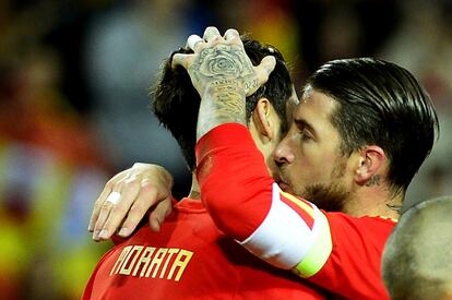 Álvaro Morata celebra su gol con Sergio Ramos.