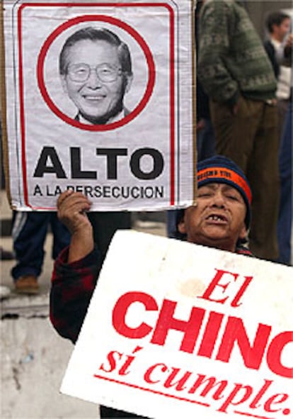 Una seguidora de Alberto Fujimori muestra varias pancartas de apoyo al ex presidente peruano