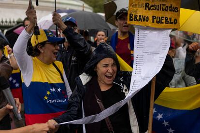 Bajo un clima lluvioso se congregaron cientos de ciudadanos venezolanos en París en apoyo a las jornadas de protesta en diferentes capitales.