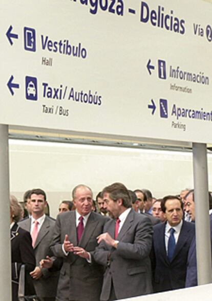 El Rey habla con el alcalde de Zaragoza en la inauguración del AVE.