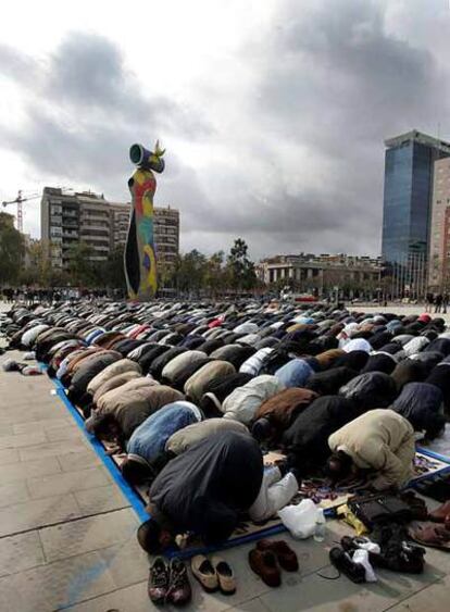 Musulmanes protestan en Barcelona contra las caricaturas de Mahoma.