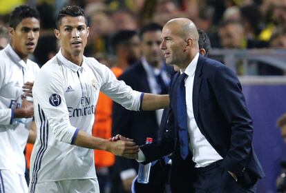 Cristiano Ronaldo celebra con Zinedine Zidane el gol marcado. 