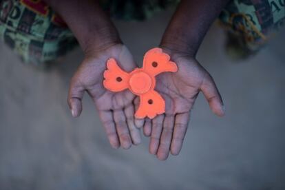 El niño Mohammad Sadek, de 5 años, sostiene un juguete giratorio de plástico que encontró en la basura, en el campamento de refugiados de Cox's Bazar.