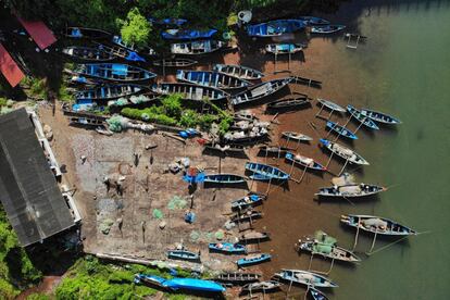 Vista aérea de los barcos pesqueros donde los vendedores colocan el pescado para que se seque en la aldea de Agonda (India).