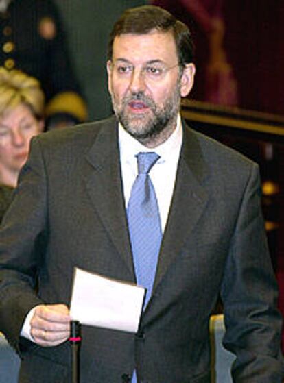 El vicepresidente primero del Gobierno y ministro del Interior, Mariano Rajoy, durante su intervención ante el pleno del Senado