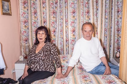 Carlos y Carmela, en el dormitorio de su piso del barrio de Entrevías (Vallecas).