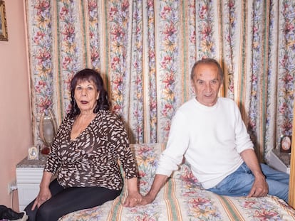 Carlos y Carmela, en el dormitorio de su piso del barrio de Entrevías (Vallecas).