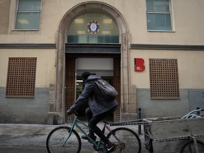 Un ciclista pasa por delante de la nueva comisaría de la Guardia Urbana en Ciutat Vella.