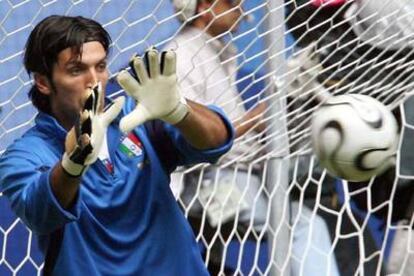 El portero de la selección italiana, Gianluigi Buffon, durante el entrenamiento que el equipo realizó en Hamburgo.