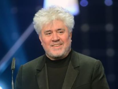 Pedro Almod&oacute;var, con su premio de honor.