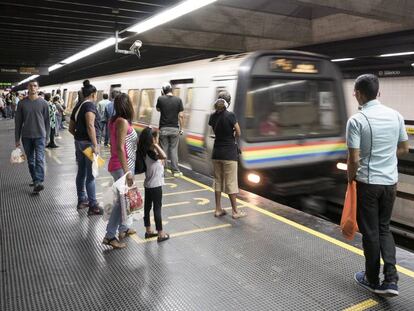 Venezuelanos usam o metrô de Caracas, em janeiro de 2017.