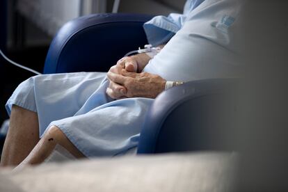 Un hombre mayor en un hospital de Madrid.