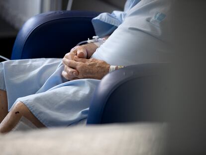 Un hombre mayor en un hospital de Madrid.