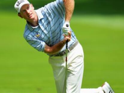 Jim Furyk gesticula tras patear en el octavo hoyo