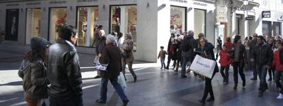 Consumidores paseando por la madrile&ntilde;a calle de Preciados.