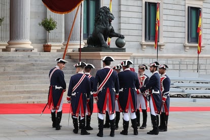 Albarderos, desplegados en la Puerta de los Leones del Congreso de los Diputados, minutos antes del inicio de la ceremonia de jura. 