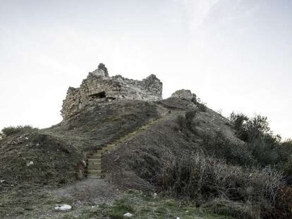 Acceso al castillo de Jorba (Barcelona), obra de Carles Enrich.
