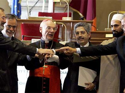 De izquierda a derecha: el rabino jefe de Roma, Riccardo di Segni; el presidente de la Comunidad de San Egidio, Andrea Riccardi; el cardenal Paul Jean Poupard; el secretario del Centro Cultural Islámico, Abdallah Redouane; el imán de la mezquita de Roma, Sami Salem; el alcalde de Roma, Walter Veltroni, y el presidente de la comunidad judía de Roma, Leone Pasemann, unen sus manos en un encuentro interreligioso en Roma.
