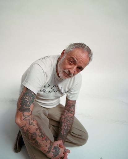 EL fotógrafo Alberto García-Alix posa en exclusiva para ICON en su estudio de Madrid.