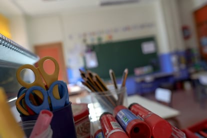 Material escolar en un aula completamente vacía de un colegio de Madrid.