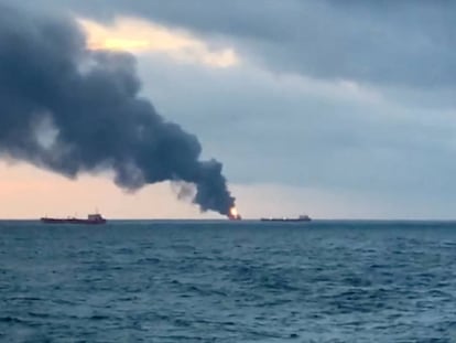 Humo generado tras el incendio en dos embarcaciones en el estrecho de Kerch este lunes.