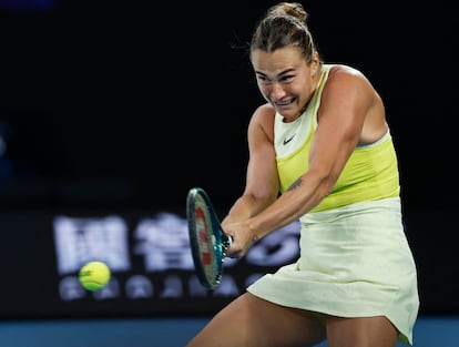 La bielorrusa Aryna Sabalenka devuelve una bola.