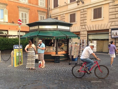 Quiosco en una calle del centro de Roma, en 2022.