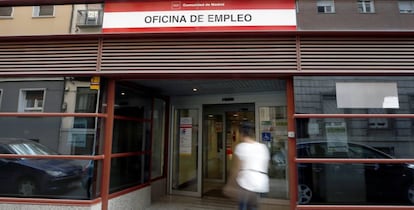 Exterior de una oficina de empleo.