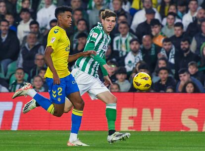 Juan Miranda y Marvin disputando el balón durante Betis - Las Palmas.