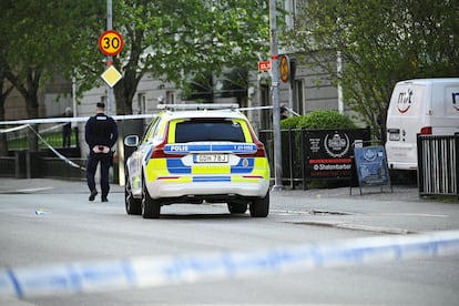 Un agente de policía camina en el lugar donde se ha producido el tiroteo, en la ciudad de Uppsala (Suecia)