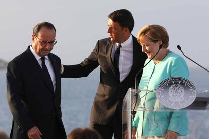 El primer ministro italiano, con Angela Merkel y Fran&ccedil;ois Hollande, en la isla de Ventotene. 