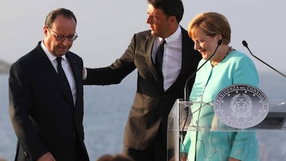 El primer ministro italiano, con Angela Merkel y Fran&ccedil;ois Hollande, en la isla de Ventotene. 