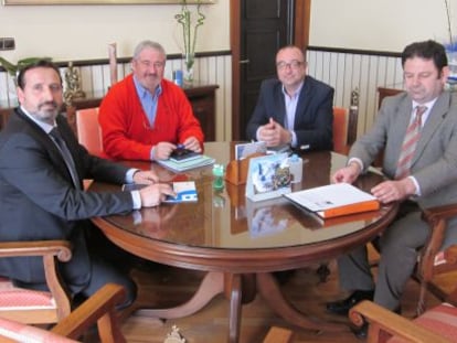 El alcalde de Orihuela y los reponsables del SabadellCAM