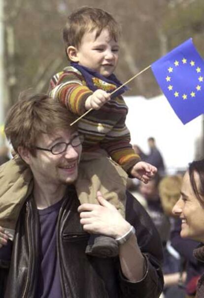Un niño húngaro celebra con sus padres la entrada del país en la UE.