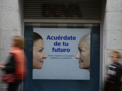 Oferta sobre planes de pensiones en una oficina bancaria de Madrid